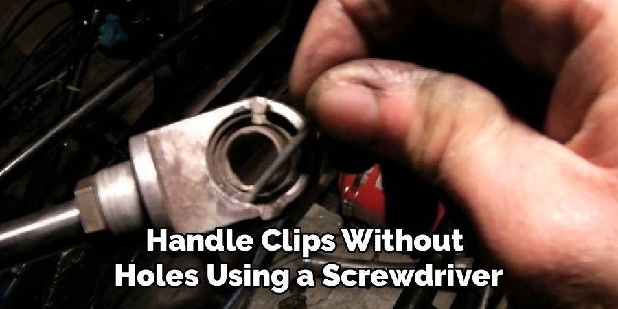 Handle Clips Without
Holes Using a Screwdriver