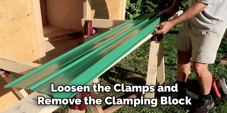 Loosen the Clamps and
Remove the Clamping Block