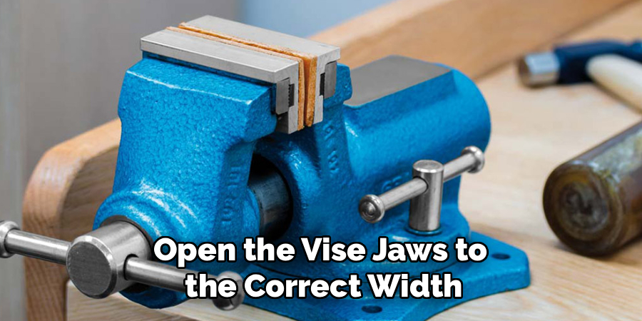 Open the Vise Jaws to
the Correct Width